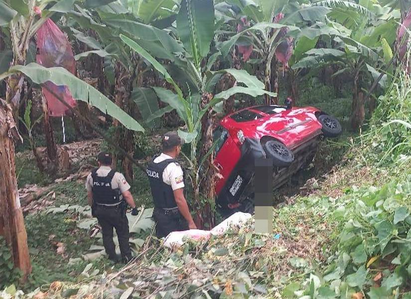 La víctima, identificada como Leydi Trujillo Alvarado, intentó escapar, pero terminó volcándose en medio de una plantación de banano.