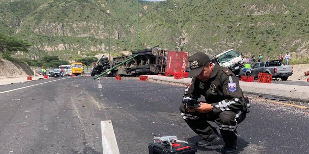 El testimonio del chofer del tráiler que causó la muerte de tres personas en Quito, contado por un médico que lo rescató