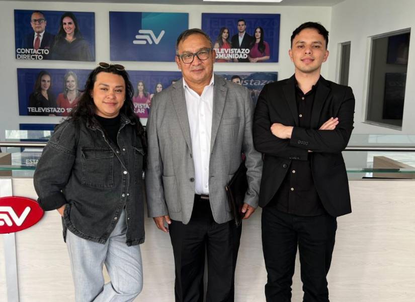 Marco Delgado (centro) junto a sus hijos.