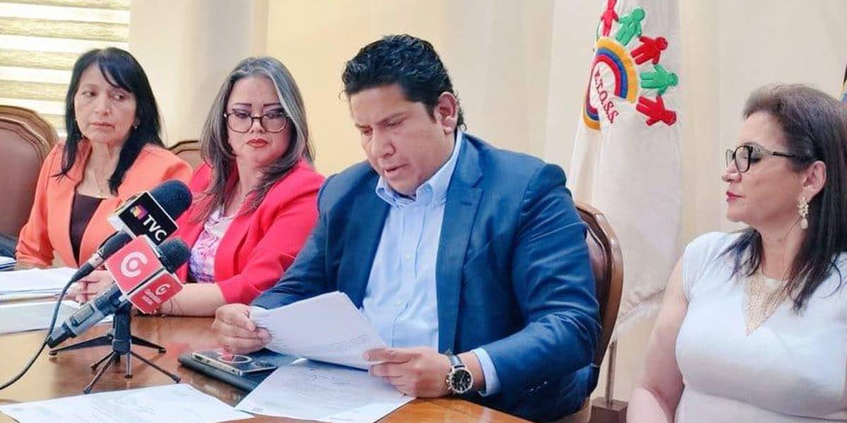 Presidente de Central Unitaria de Trabajadores intenta posesionarse como vocal del Consejo Directivo del IESS