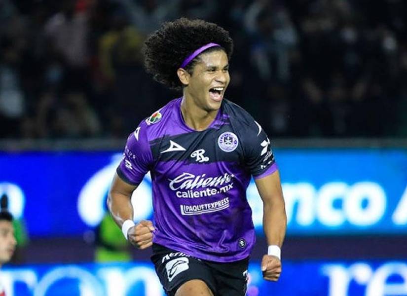 Bello celebrando un tanto con la camiseta de Mazatlán.