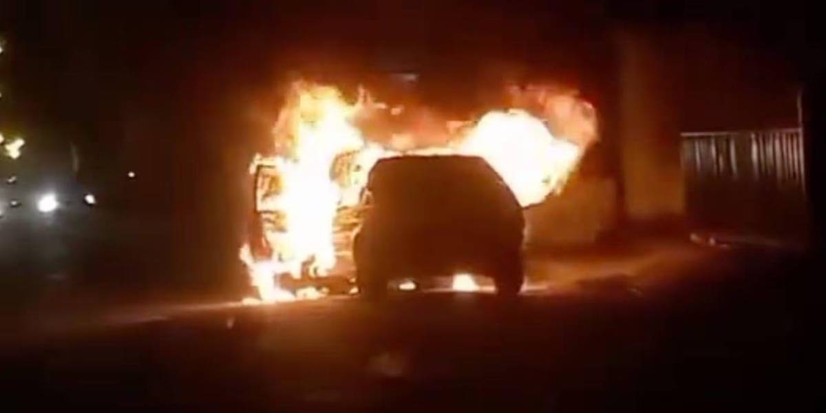 Sujetos armados disparan e incendian al menos siete autos en calles de Esmeraldas