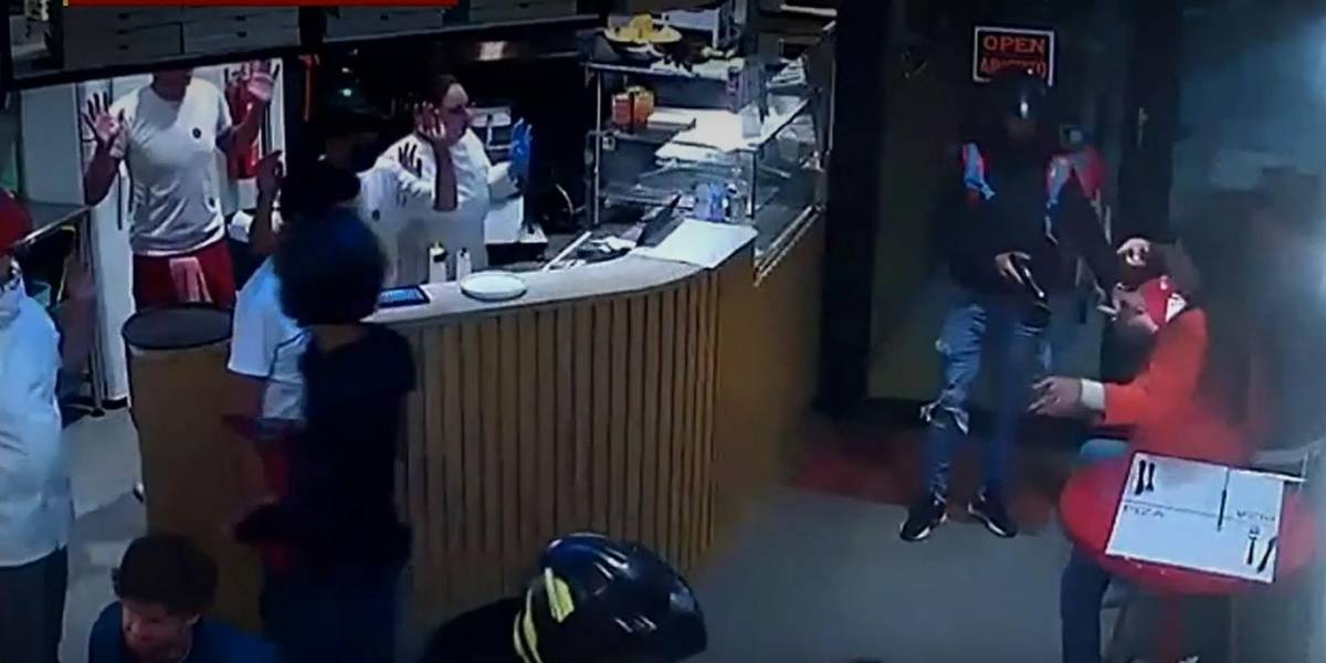 Momento en el que el asalto fue registrado por las cámaras de video.