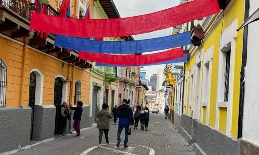 En la calle Vicente León hay un ambiente festivo por la fundación de Quito.