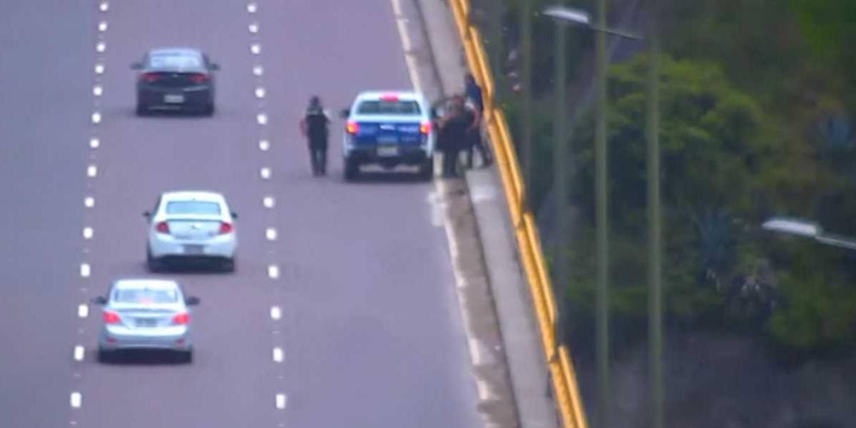 Quito: policías evitaron que un hombre se arroje desde el puente sobre el río Chiche