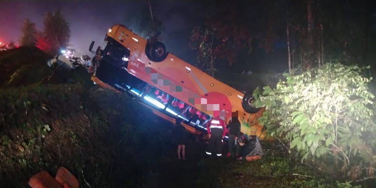 Un siniestro de un bus deja un fallecido en la vía Calacalí – La Independencia