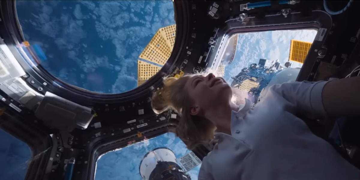 La primera película rodada en el espacio llega a los cines
