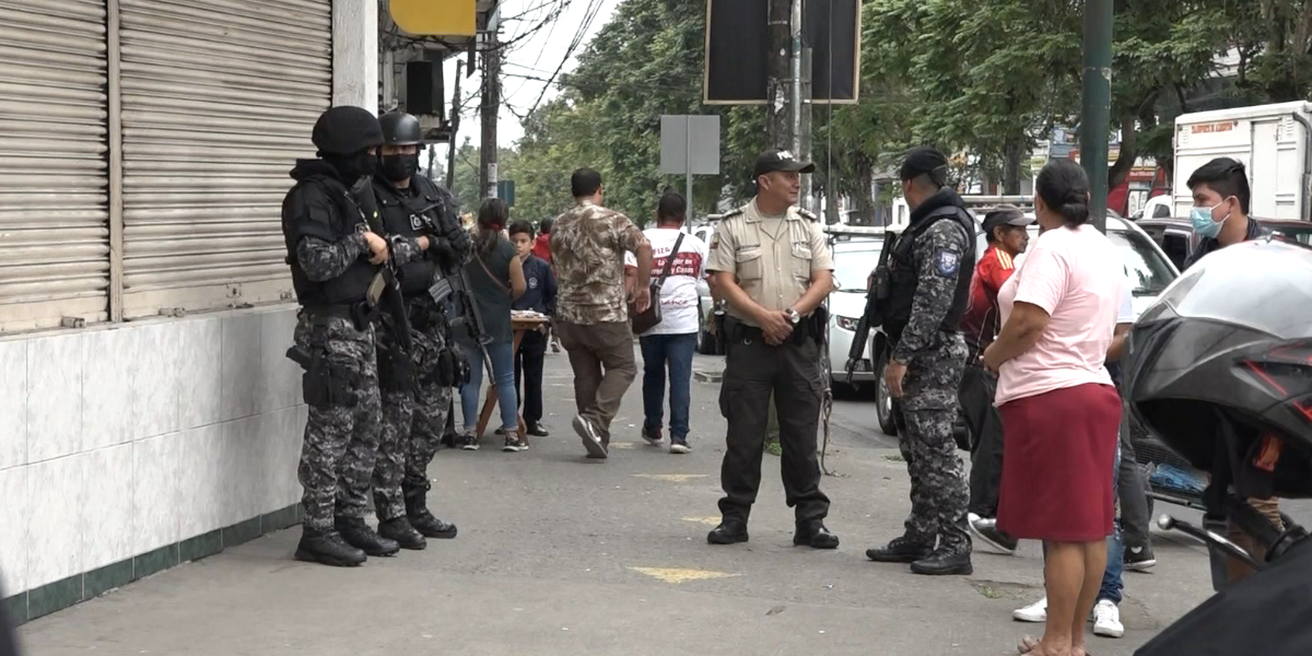 Sujetos ingresan a banco de Santo Domingo y le roban $55.000 a un hombre