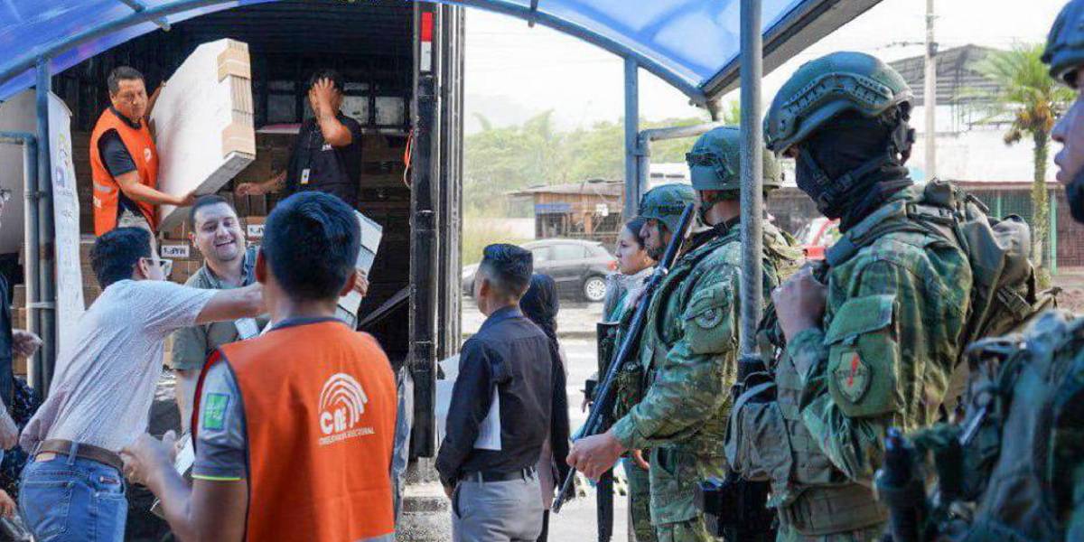 Referéndum y consulta popular 2025: El Consejo Nacional Electoral inició la distribución de paquetes electorales en seis provincias