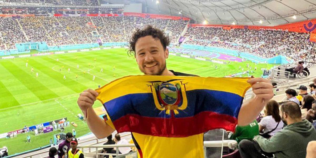 ¡Luisito Comunica viste la nueva piel de la Tri en su visita al Ecuador!