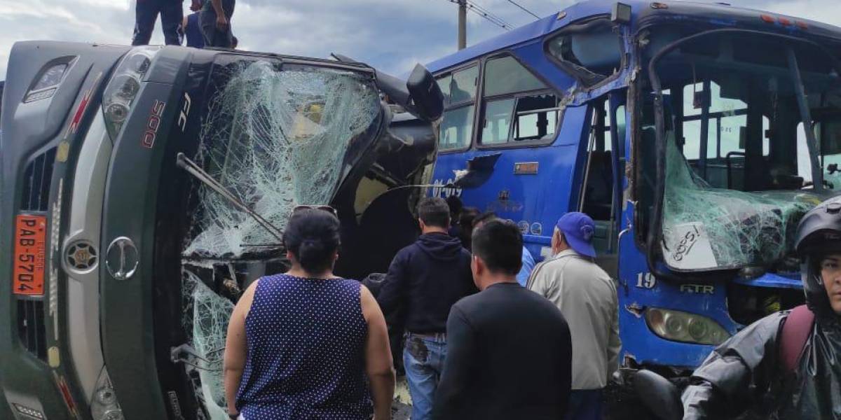 Extranjera muere tras accidente en vía Baeza-Tena, 13 personas resultaron heridas