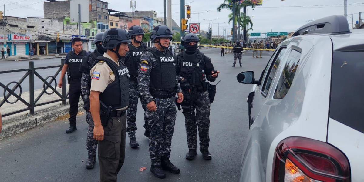 El carro abandonado en Guayaquil pertenece a un marino; su pareja lo bloqueó