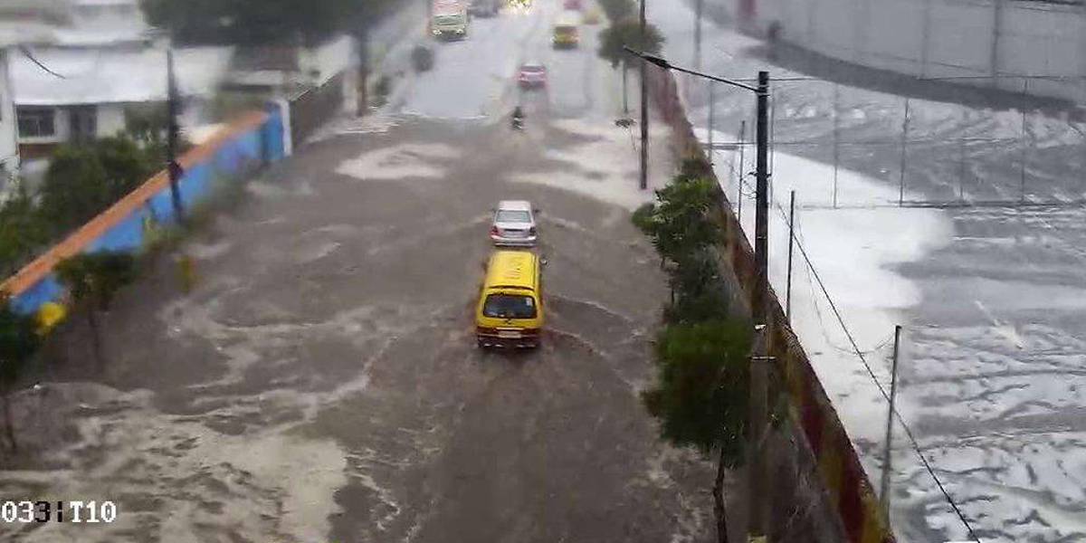 Colapso del sistema de alcantarillado e inundaciones por las fuertes lluvias en Turubamba, sur de Quito
