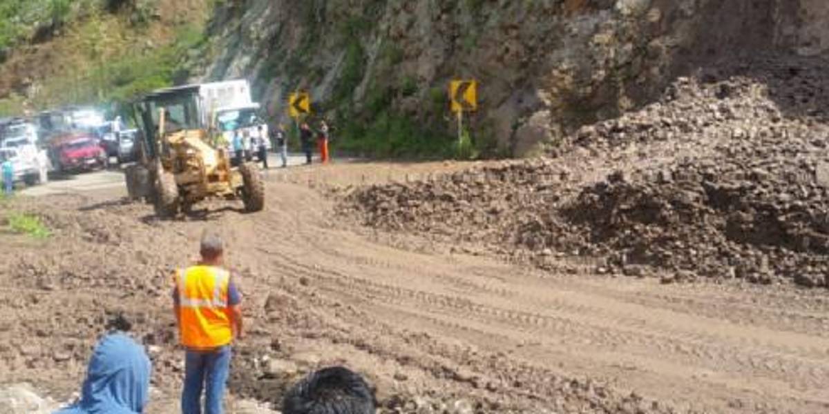 La circulación es parcial en el kilómetro 22 de la vía Cuenca-Girón-Pasaje