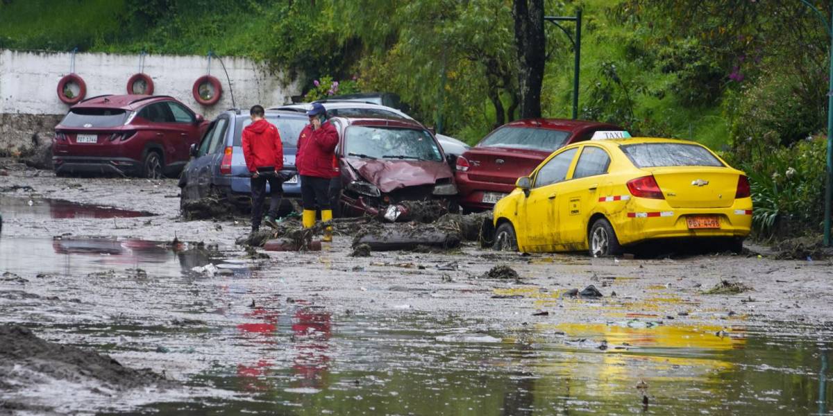 Aluvión en La Gasca | Video captó cómo 8 vehículos fueron arrastrados por el lodo