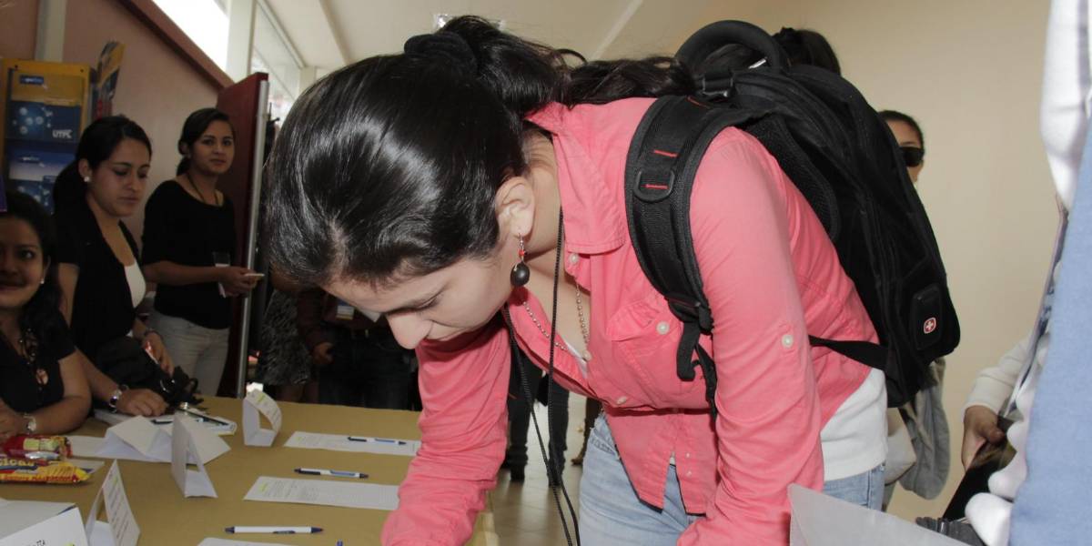 ¿Cómo obtener una beca en el programa Globo Común de la Senescyt para estudiar inglés?