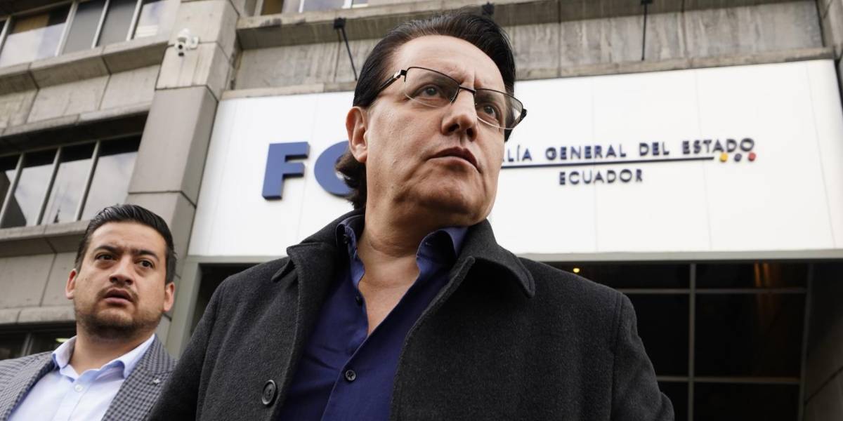 Villavicencio rinde versión en la Fiscalía por denuncia sobre presuntos 'narcocandidatos'