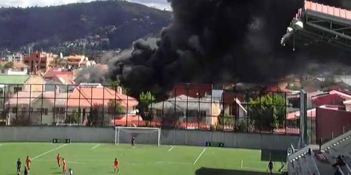 Incendio de gran magnitud consume un almacén de plásticos en Cuenca
