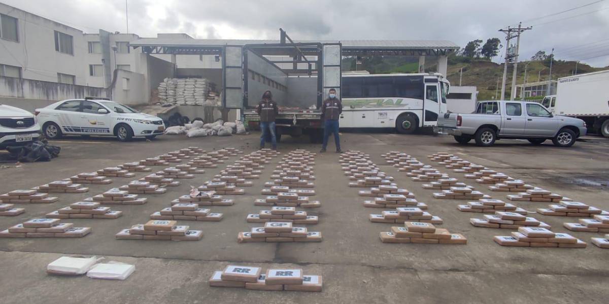 Carchi: hallan media tonelada de droga en un camión que llevaba papas