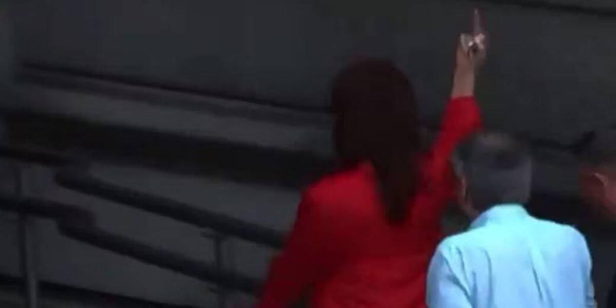 Cristina Fernández de Kirchner entra a la posesión de Milei con un gesto vulgar