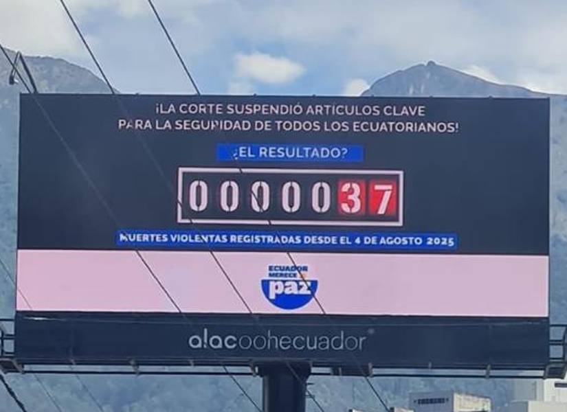 La pancarta iluminada en la avenida Ladrón de Guevara.