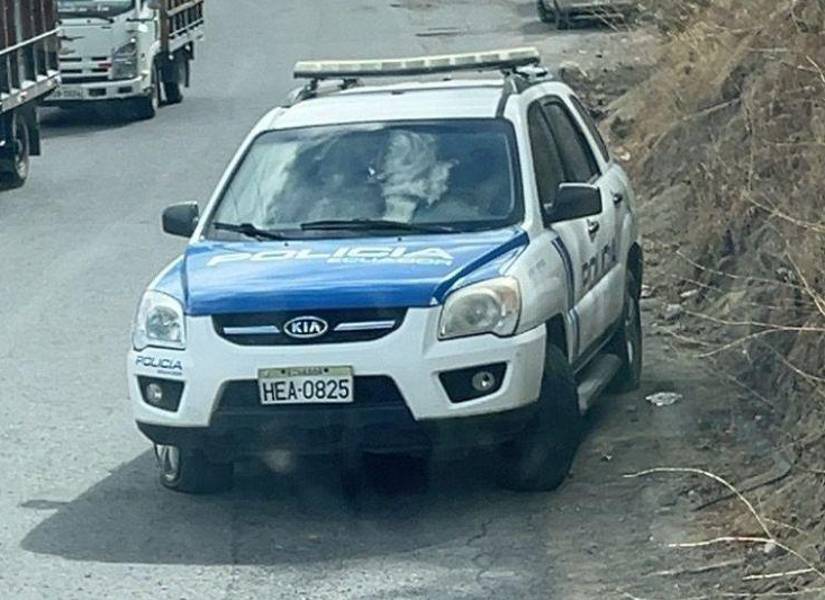 Las llantas de este patrullero fueron ponchadas.