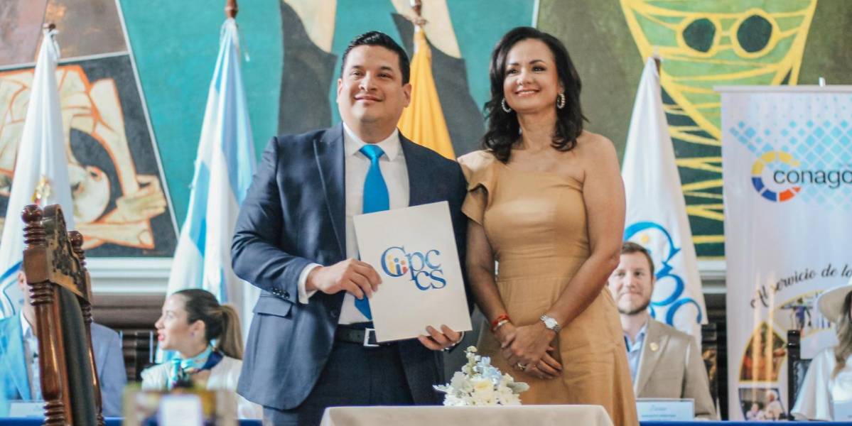 Marcela Aguiñaga niega que haya promocionado a Alembert Vera para el CPCCS, aunque hay videos que lo confirman