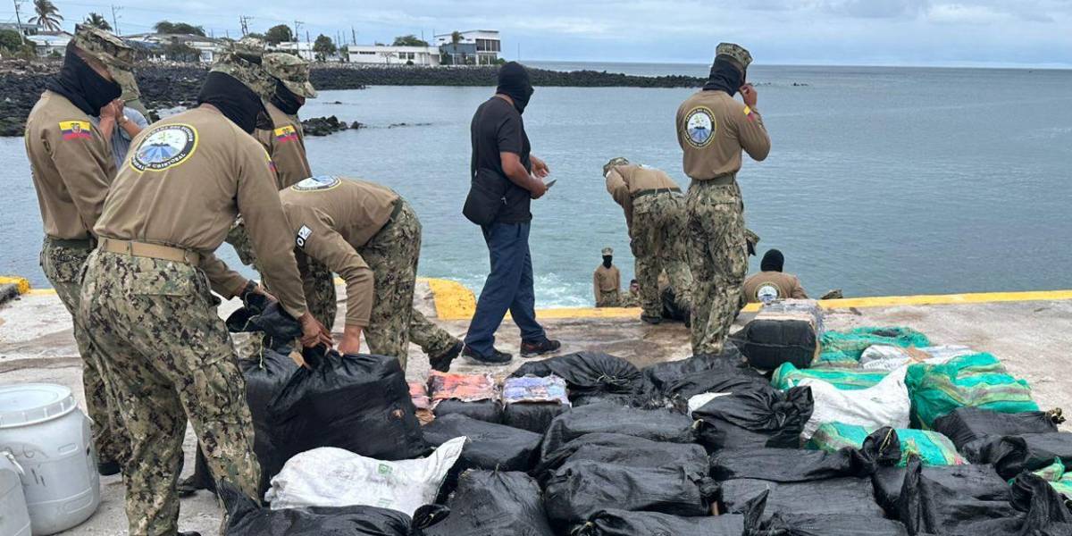 Marinos hallan 1 300 bloques de cocaína en una playa inhóspita de Galápagos