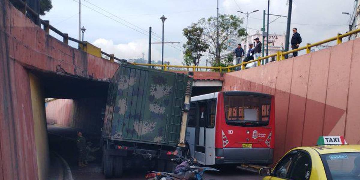 Quito: camión militar se chocó contra paso deprimido de San Blas