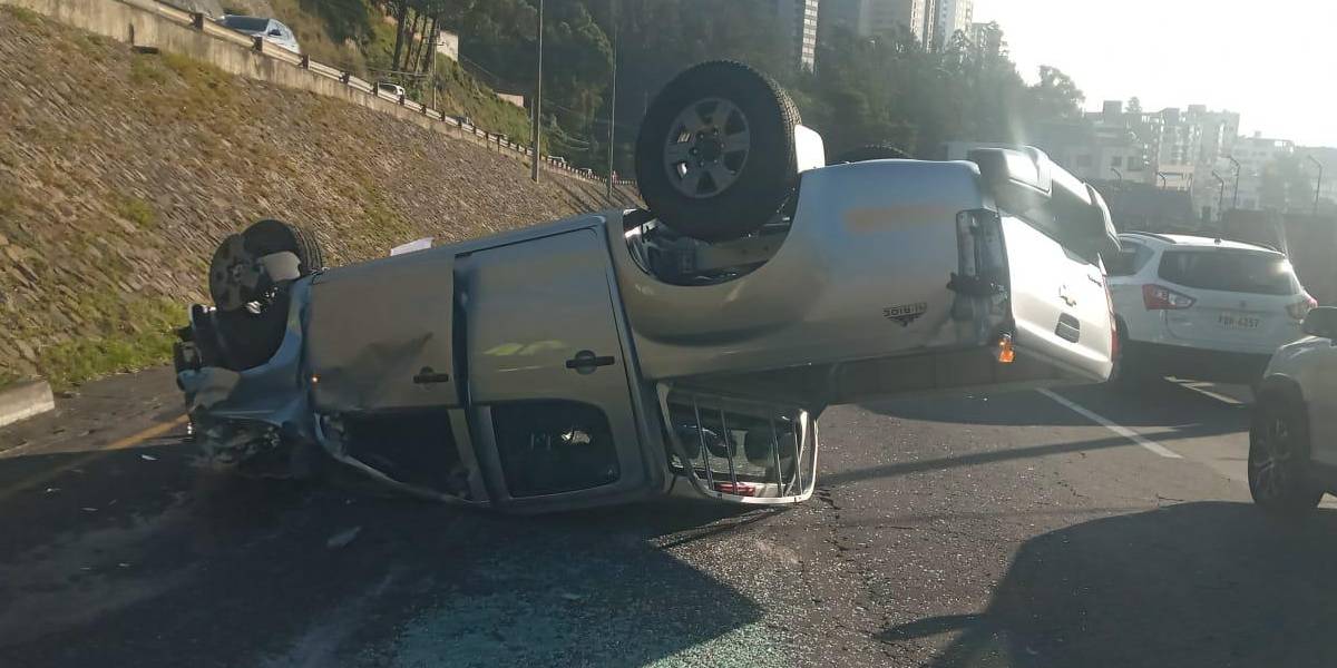 Quito: una camioneta se volcó en la avenida Mariscal Sucre, a la altura de la Mañosca