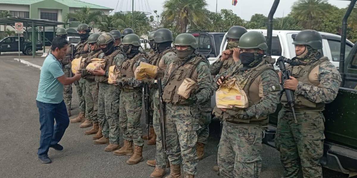 Uniformados que patrullan las calles reciben alimentos y bebidas de empresas privadas y ciudadanos