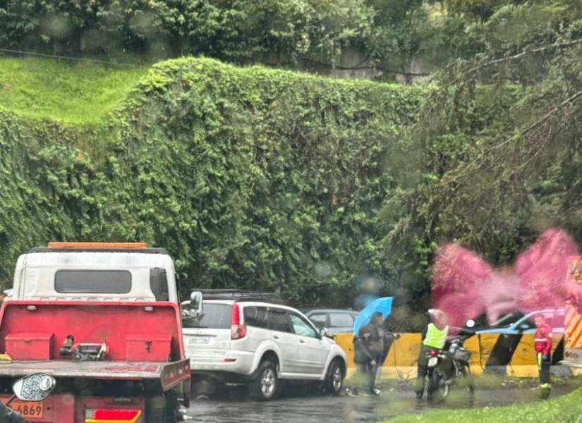 Quito: congestión vehicular en la avenida González Suárez por siniestro de tránsito