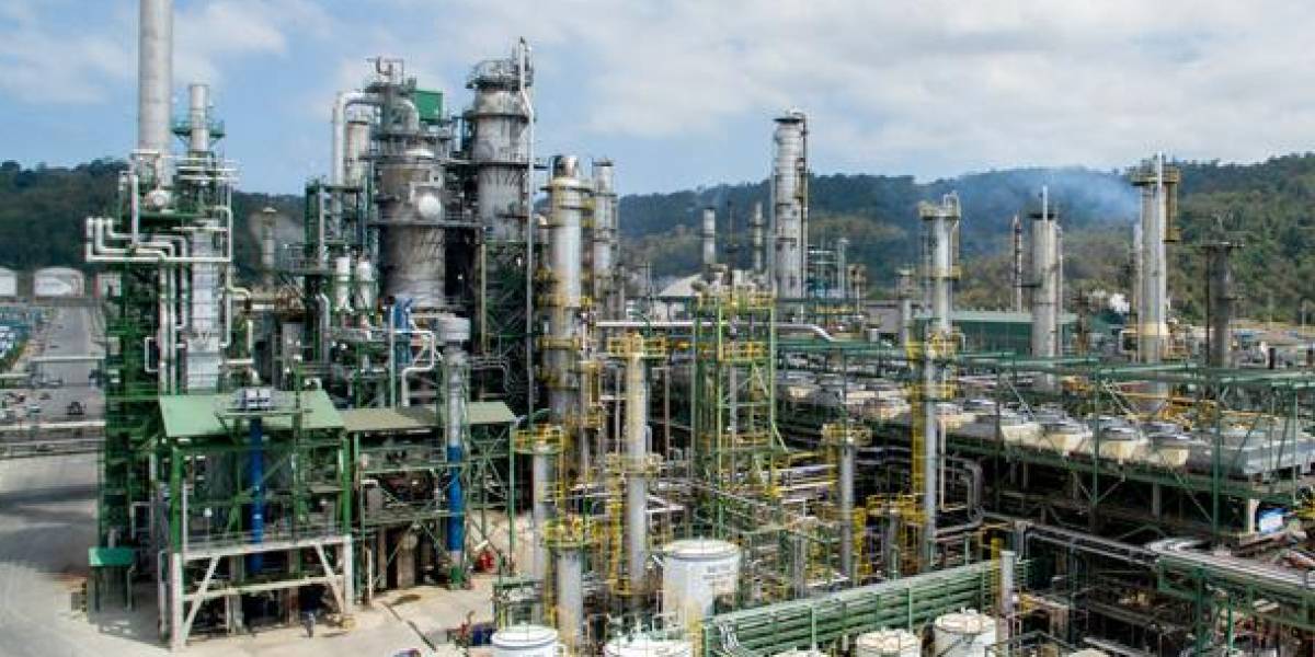 Mientras Esmeraldas se paraliza, el Gobierno piensa construir una nueva refinería