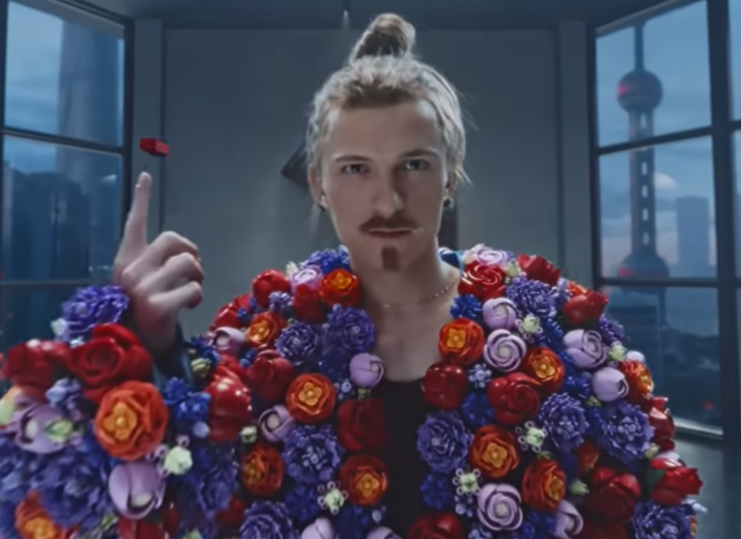 Tom Holland en el corto de Lego.