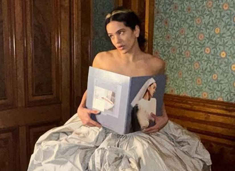 Rosalía con el vinilo de Lux.