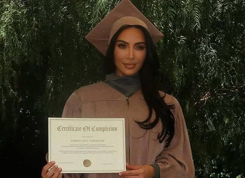 Kim Kardashian con su título de Derecho.