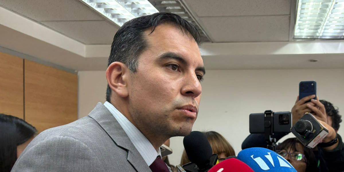 El alza del salario básico unificado estaría entre USD 11 y 15, explicó el ministro del Trabajo, Harold Burbano