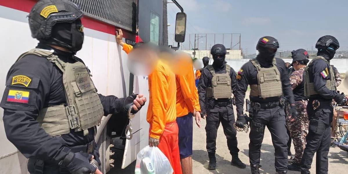 Los buses con presos colombianos llegaron al puente de Rumichaca