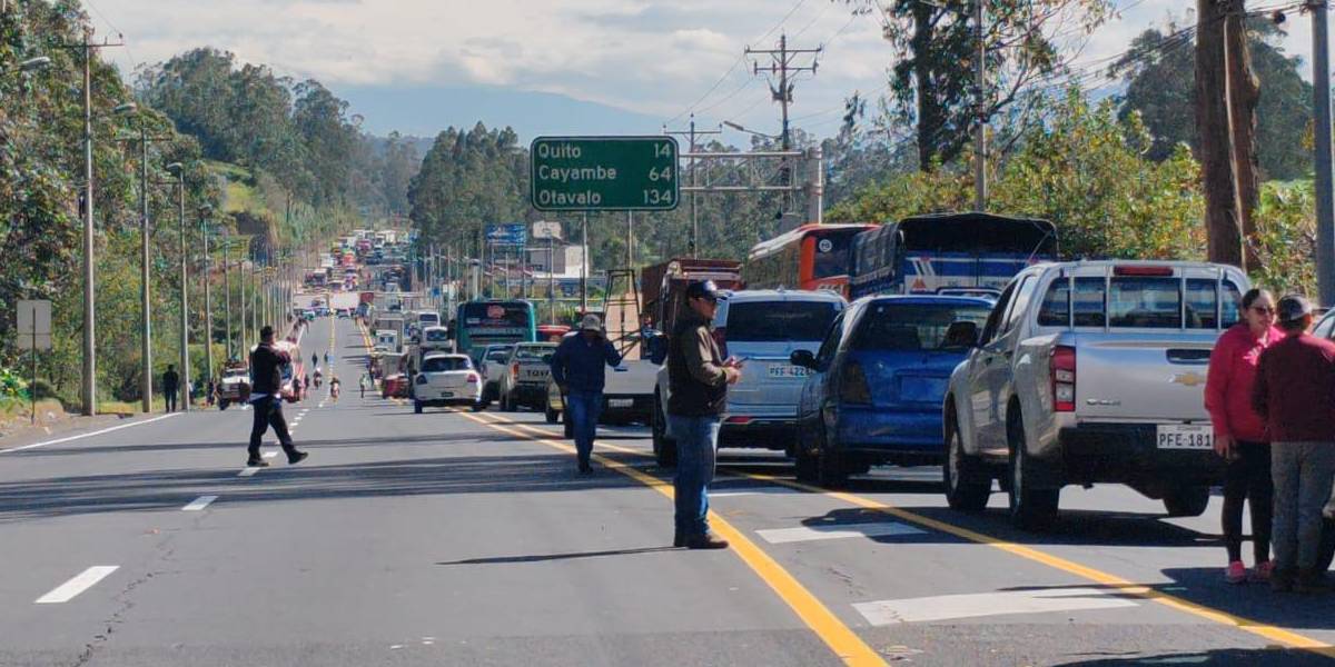 Vías cerradas y habilitadas: así va la protesta por la eliminación del subsidio al diésel en Ecuador