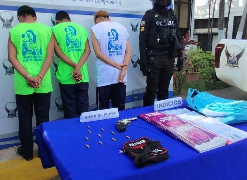 Foto de los tres adolescentes con un arma de fuego en un colegio del norte de Guayaquil.