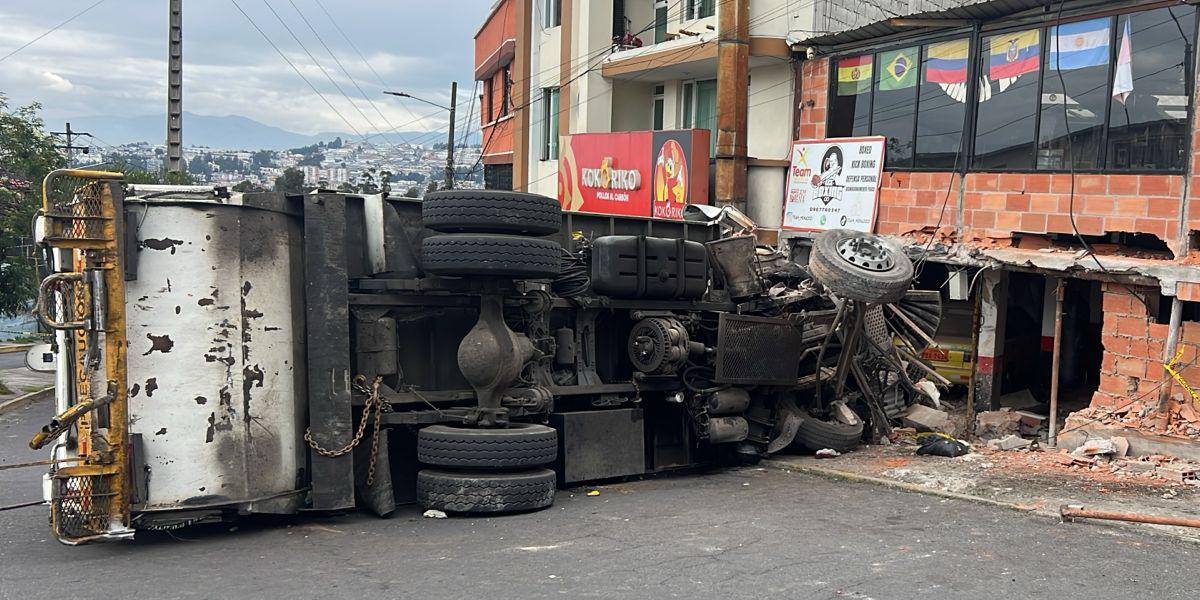 Quito: un camión recolector de basura se impactó contra un gimnasio en el barrio Mena del Hierro