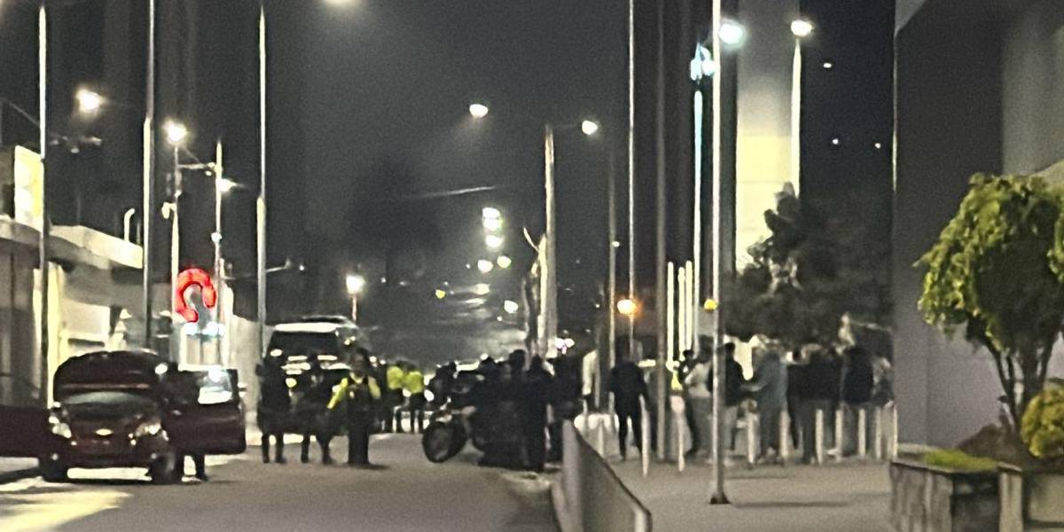 Policía desactiva coche bomba con tres cargas explosivas en el edificio del Complejo Judicial Norte, en Quito