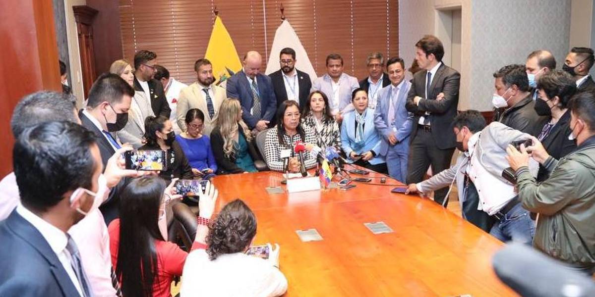 Después de una jornada accidentada, la presidenta de la Asamblea convocó a otra sesión para este sábado