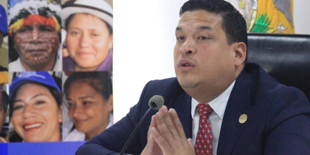 Alembert Vera se dio cuenta de que jugaba con fuego al intentar tumbar a la Corte Constitucional