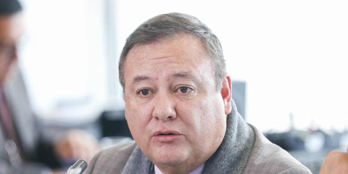 El exministro Juan Zapata fue notificado del trámite de juicio político en su contra