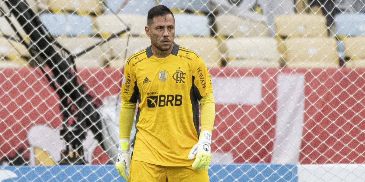 El portero brasileño Diego Alves se retira del fútbol a los 39 años