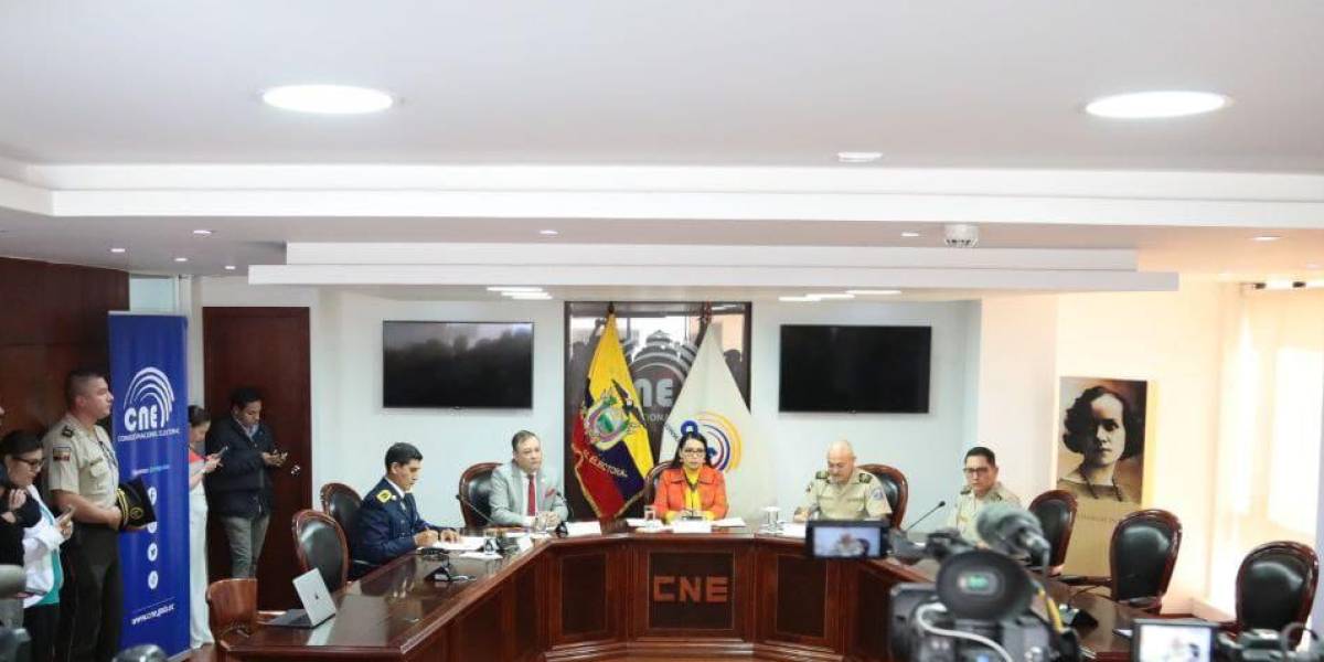 Elecciones Ecuador 2023: La Policía pide a los votantes que no acudan con paquetes o mochilas a los recintos de sufragio