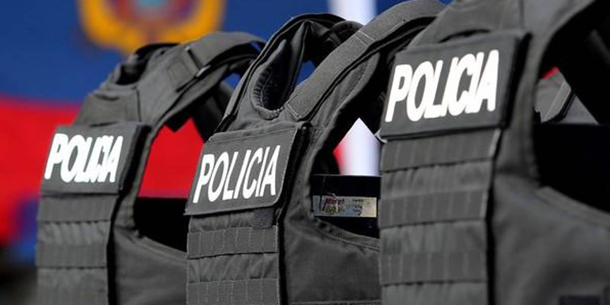 El arma de dotación de un policía fue robada en su dormitorio, en Durán