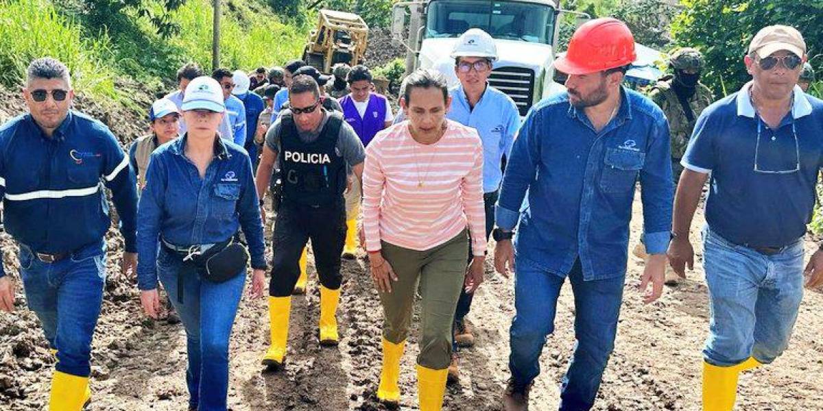 Inés Manzano, ministra de Energía, mostró la gran contaminación en el río Esmeraldas por derrame de petróleo
