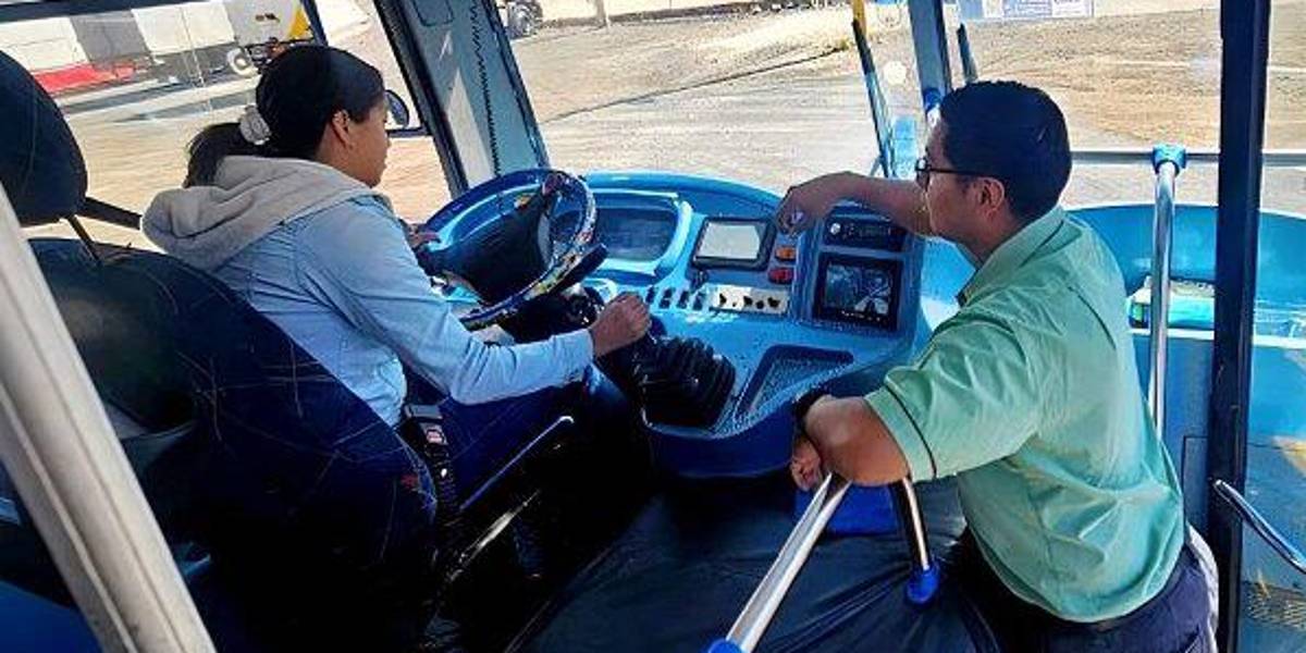 41 mujeres víctimas de violencia de género obtuvieron sus licencias profesionales de manejo, en Quito